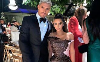 Khám phá tiệc giáng sinh xa hoa của gia đình Kardashian