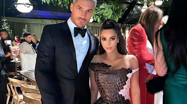 Khám phá tiệc giáng sinh xa hoa của gia đình Kardashian