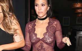 Chị cô Kim mặc áo ren táo bạo ra phố