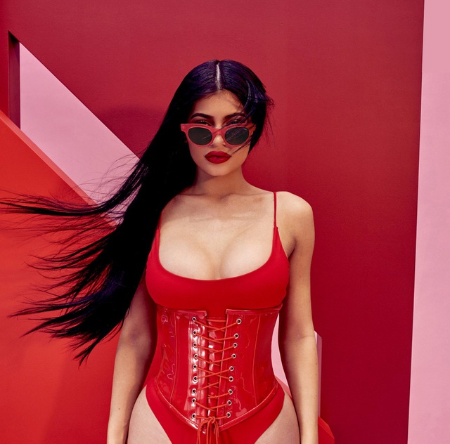  Kylie Jenner phủ nhận mọi tin đồn phẫu thuật thẩm mỹ mà chỉ thừa nhận đã bơm môi mà thôi. 