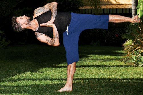 Ca sỹ điển trai Adam Levine giữ dáng bằng Yoga