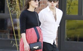 Keira Knightley bế bụng bầu ra phố cùng chồng điển trai