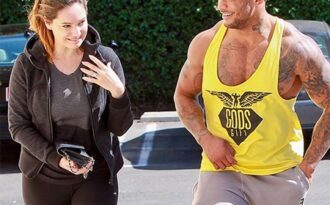 Người đẹp Anh khoe nhẫn đính hôn