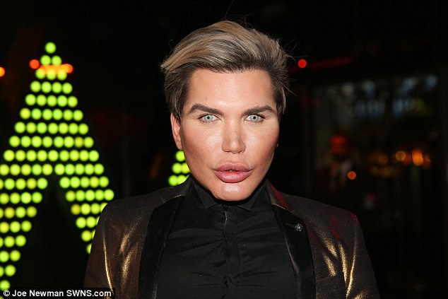  Rodrigo Alves thu hút mọi sự chú ý khi rời khách sạn tại London ngày 7/2 vừa qua 