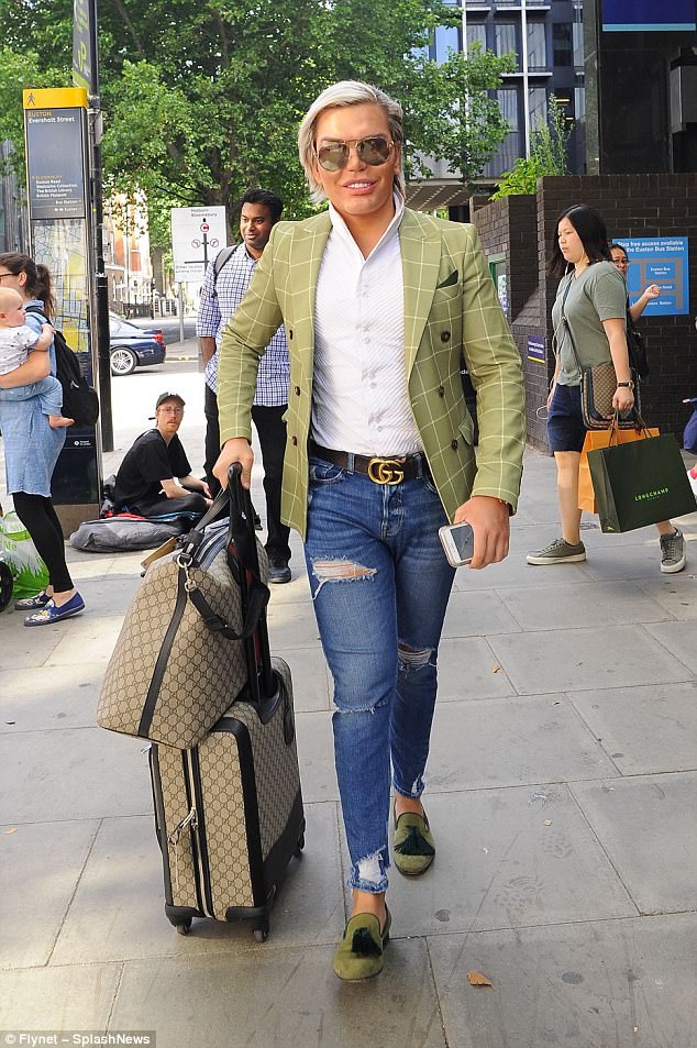  Rodrigo Alves sải bước sành điệu trên đường phố London ngày 13/8 vừa qua 