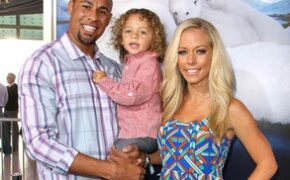 Cựu người mẫu Playboy khóc ròng sau khi chồng bị tố ngoại tình