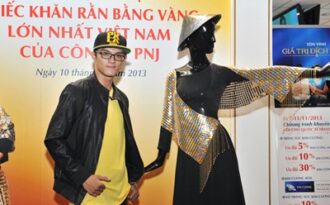Chiếc khăn rằn bằng vàng