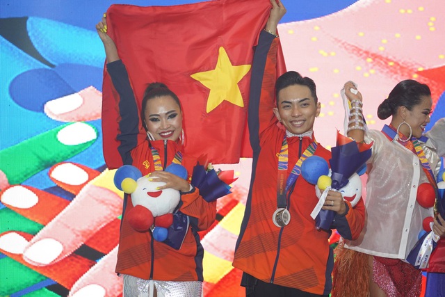 Khánh Thi khóc nức nở khi Phan Hiển giành Huy chương Vàng tại SEA Games 30 - 4