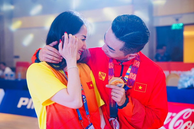 Khánh Thi khóc nức nở khi Phan Hiển giành Huy chương Vàng tại SEA Games 30 - 8