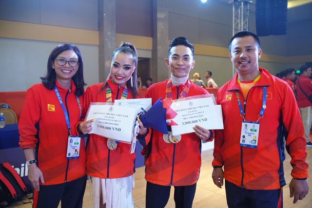 Khánh Thi khóc nức nở khi Phan Hiển giành Huy chương Vàng tại SEA Games 30 - 2