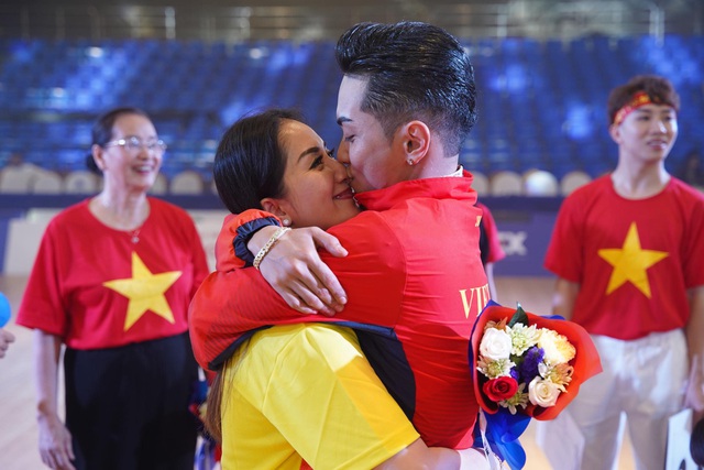 Khánh Thi khóc nức nở khi Phan Hiển giành Huy chương Vàng tại SEA Games 30 - 11