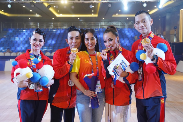 Khánh Thi khóc nức nở khi Phan Hiển giành Huy chương Vàng tại SEA Games 30 - 1