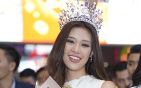 Hoa hậu Hoàn vũ Việt Nam Khánh Vân khóc khi được người hâm mộ chào đón