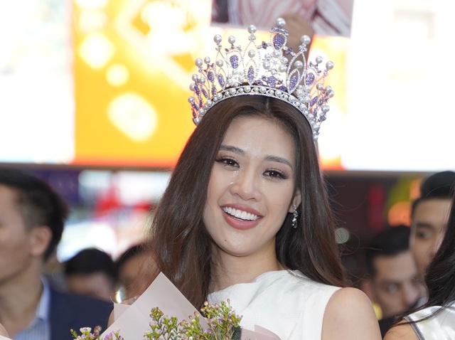 Hoa hậu Hoàn vũ Việt Nam Khánh Vân khóc khi được người hâm mộ chào đón - 6