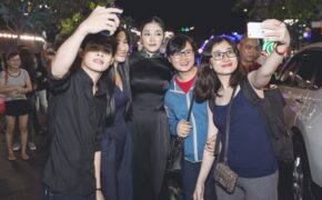 Fans vây kín Lý Nhã Kỳ tại quảng trường Nguyễn Huệ