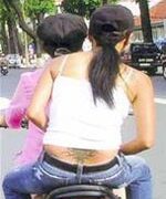 Khoe… “hàng độc”