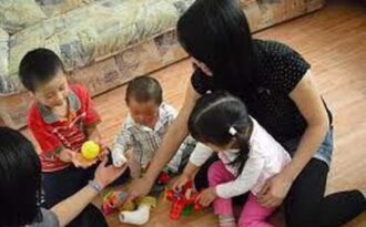 Mốt thuê sinh viên làm gia sư kiêm trông trẻ