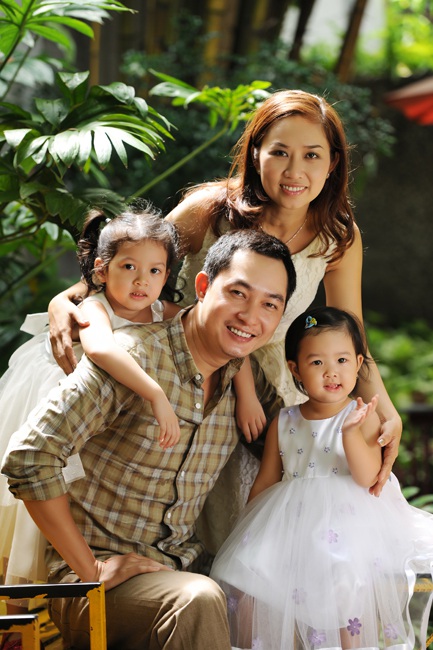 Hiện tại, Khương Thịnh đã có một gia đình hạnh phúc bên bà xã và hai cô công chúa dễ thương. Nam diễn viên là một người chồng, người cha mẫu mực của showbiz Việt khi ngoài thì giờ đóng phim anh luôn dành thời gian để chăm sóc cho gia đình nhỏ của mình.