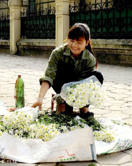 Khuyên bén duyên với công việc bán hoa dạo gần một năm nay.