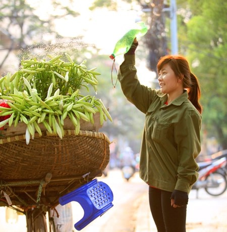 Khuyên bén duyên với công việc bán hoa dạo gần một năm nay.