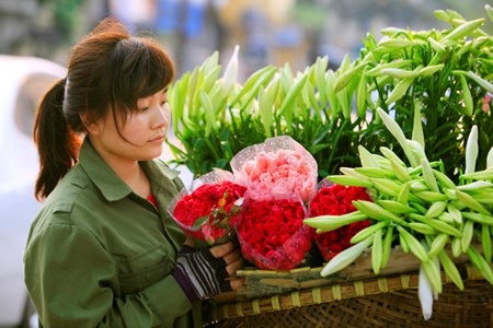 Khuyên bén duyên với công việc bán hoa dạo gần một năm nay.