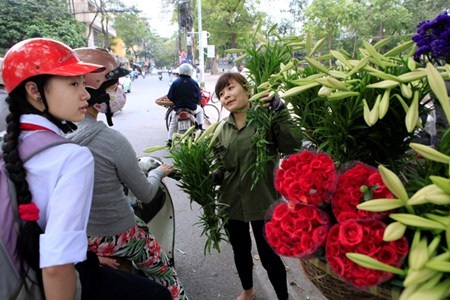 Khuyên bén duyên với công việc bán hoa dạo gần một năm nay.