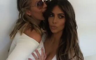 Kim Kardashian khoe ngực khi dự tiệc mừng của Chrissy Teigen