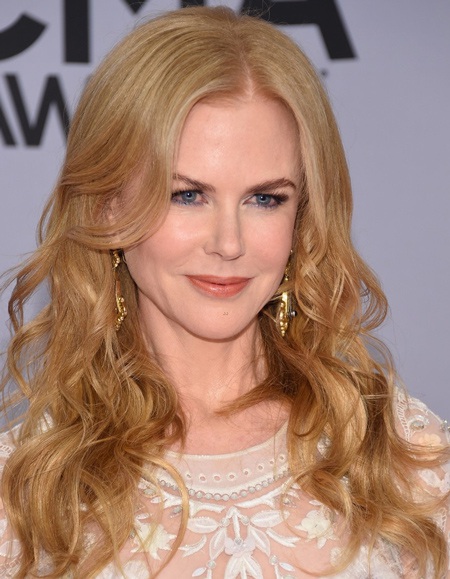 Nicole Kidman lộ mặt không nếp nhăn và mắt xếch ngược