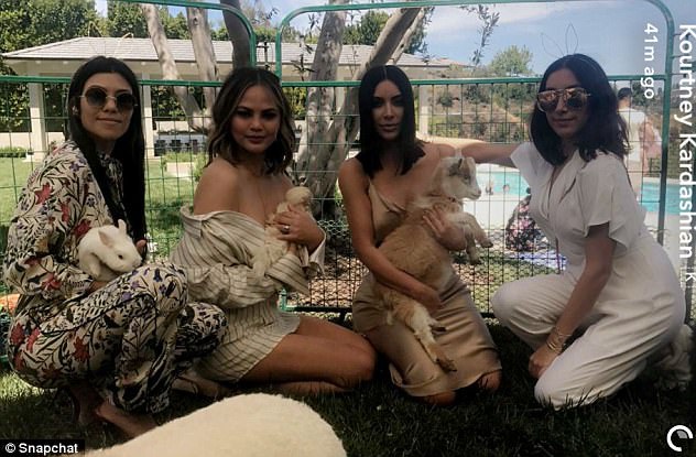  Kim Kardashian mời chị gái Kourtney Kardashian, siêu mẫu Chrissy Teigen, stylist Jen Atkin và nhiều người thân khác cùng tới nhà cô dự tiệc mừng Lễ Phục Sinh 