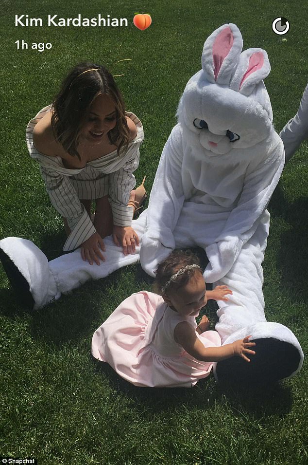  Siêu mẫu Chrissy Teigen cùng chồng và con 