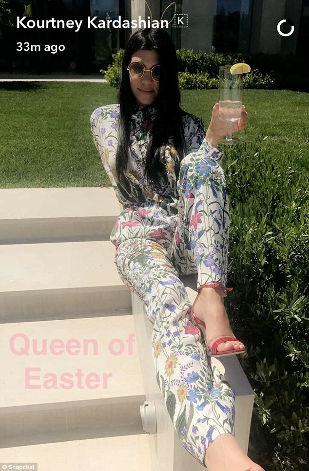  Kourtney Kardashian tranh thủ khoe ảnh tạo dáng trong khu vườn nhà em gái. 