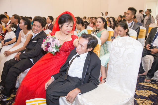 Từng đổ vỡ hôn nhân, Kim Tuyến xúc động trao nhẫn cưới cho những cô dâu nghèo - 9