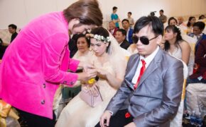 Từng đổ vỡ hôn nhân, Kim Tuyến xúc động trao nhẫn cưới cho những cô dâu nghèo