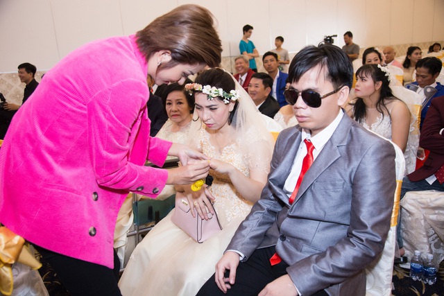 Từng đổ vỡ hôn nhân, Kim Tuyến xúc động trao nhẫn cưới cho những cô dâu nghèo - 7
