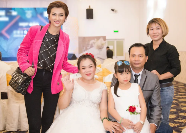 Từng đổ vỡ hôn nhân, Kim Tuyến xúc động trao nhẫn cưới cho những cô dâu nghèo - 2