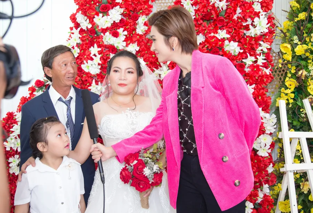 Từng đổ vỡ hôn nhân, Kim Tuyến xúc động trao nhẫn cưới cho những cô dâu nghèo - 3