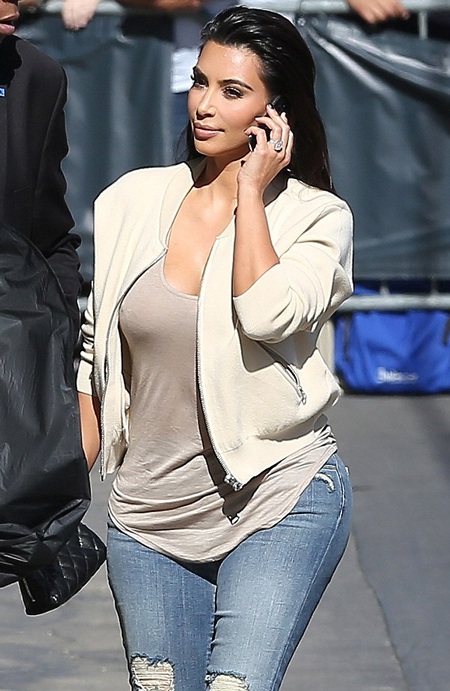 Kim Kardashian để lộ vòng ba ngoại cỡ khi diện quần jeans ôm sát