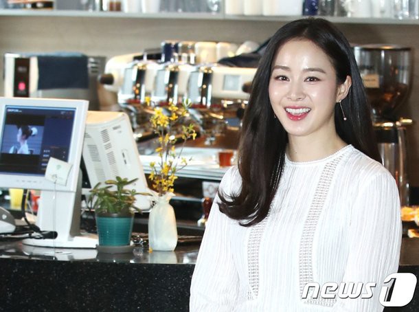  Kim Tae Hee đang có cuộc sống viên mãn bên nam ca sĩ điển trai Bi (Rain). Cặp đôi hò hẹn 5 năm trước khi làm đám cưới vào đầu năm ngoái. 