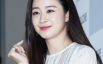 Kim Tae Hee đẹp xuất sắc sau khi sinh con gái đầu lòng