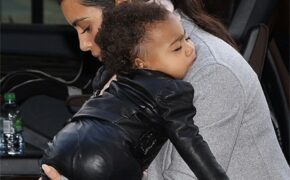 Con gái Kim Kardashian ngủ gục trên vai mẹ