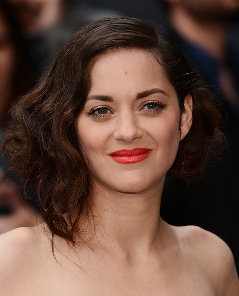 Marion Cotillard khoe nhan sắc lộng lẫy với son đỏ tươi