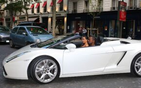 Kim Kardashian sở hữu nhiều ô tô xịn