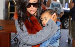 Cô Kim sành điệu bế con ra sân bay