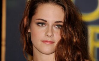Kristen Stewart giữ nhẫn cưới trong “Chạng vạng”