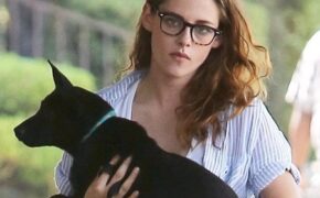 Kristen Stewart buồn bã bế thú cưng đi ăn trưa