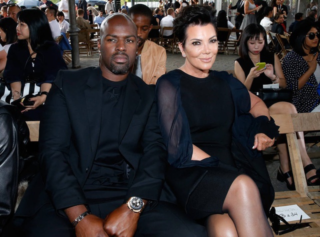  Bà Kris Jenner, 61 tuổi và Corey Gamble, 36 tuổi đã có khoảng thời gian hạnh phúc bên nhau nhưng giờ đây mẹ cô Kim quyết đặt gia đình lên ưu tiên hàng đầu 