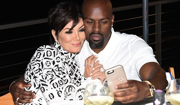 Mẹ cô Kim chia tay bạn trai kém 25 tuổi