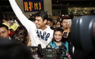 Mỹ nam của “Cô dâu 8 tuổi” bị fan bao vây khi vừa đến Việt Nam