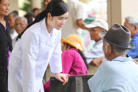 Cựu Đại sứ Du lịch ân cần hỏi han bệnh tình, hoàn cảnh của những bệnh nhân lớn tuổi