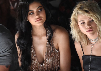 Kylie Jenner bốc lửa đi xem thời trang